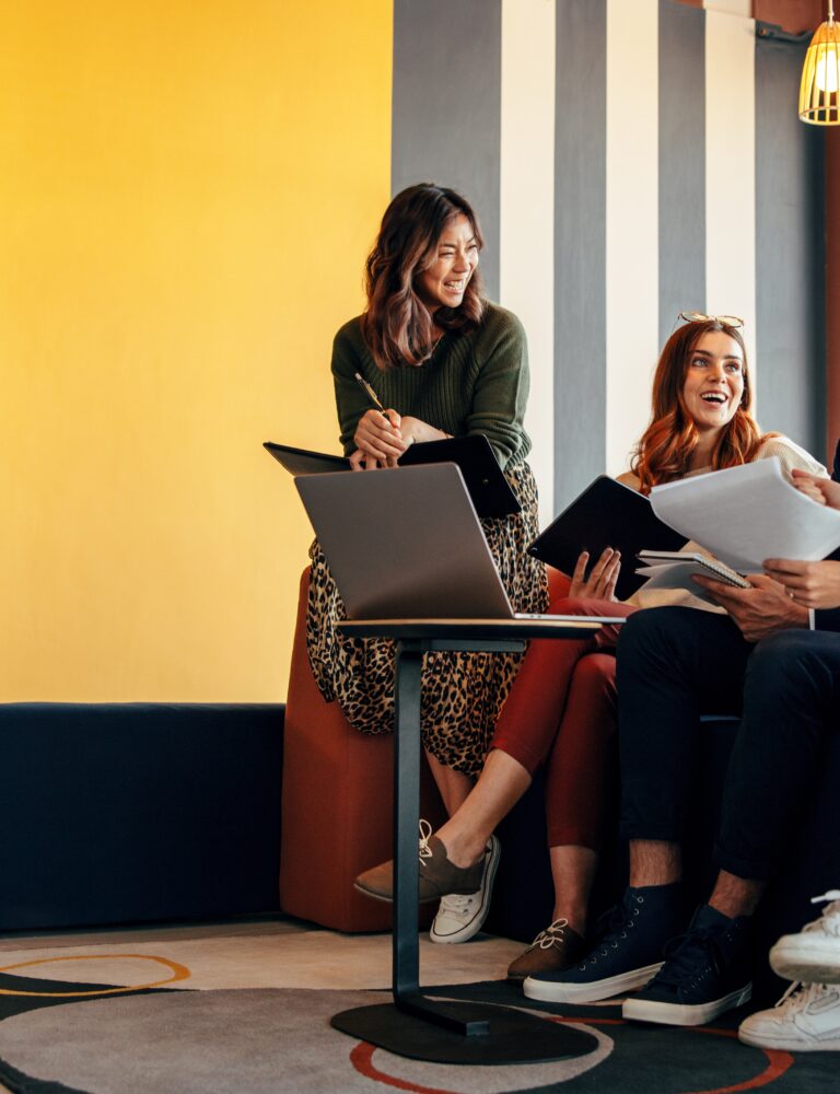 Multicultural,Businesspeople,Working,In,An,Office,Lobby.,Group,Of,Happy